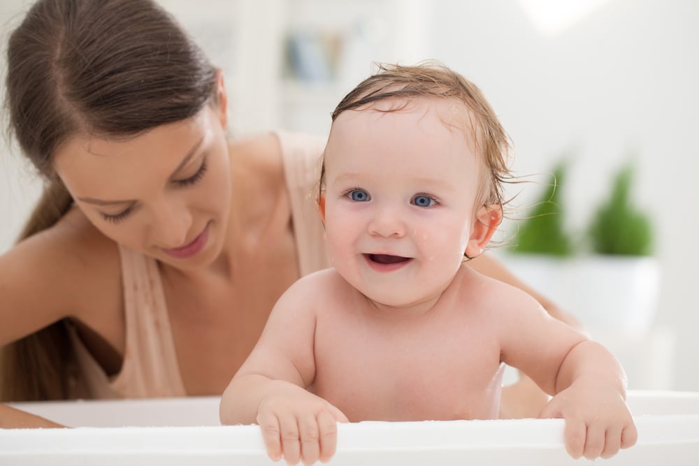 Baby bathing before sleep