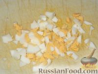 Фото приготовления рецепта: Салат из кукурузы и зеленого горошка с крабовыми палочками - шаг №4