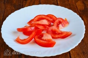 Салат из капусты, огурцов и помидоров: Нашинковать помидоры Салат из капусты, огурцов и помидоров: Нашинковать помидоры