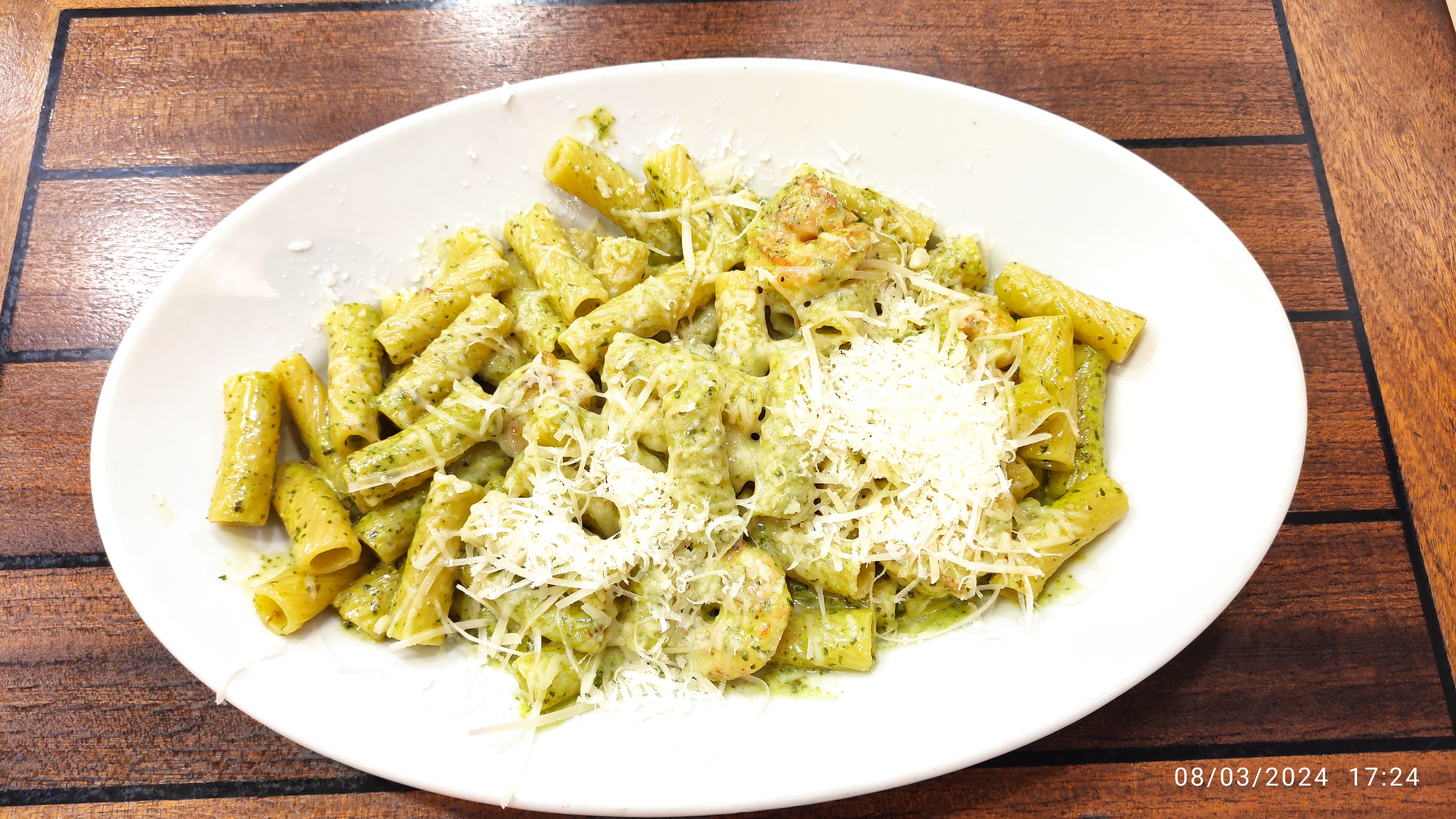 Penne mit Pesto und italienischem Käse