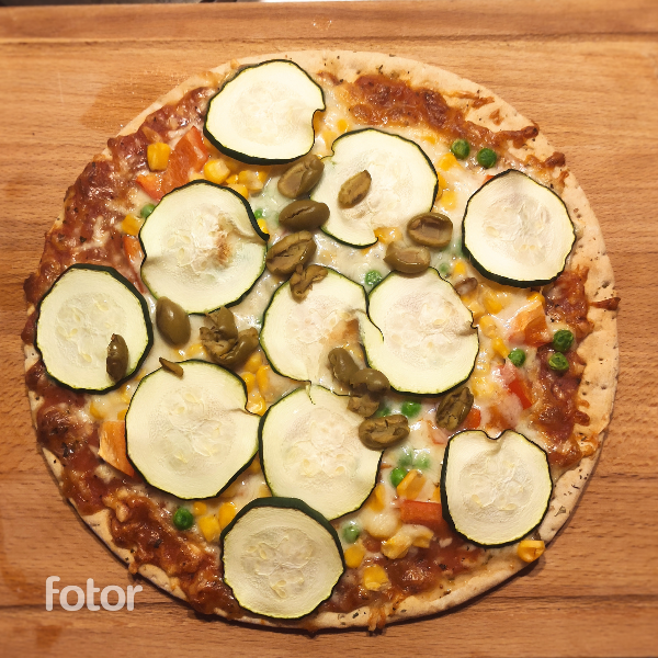 Pizza mit Zucchini, Oliven, Mais und Paprika: Ein kreatives Rezept