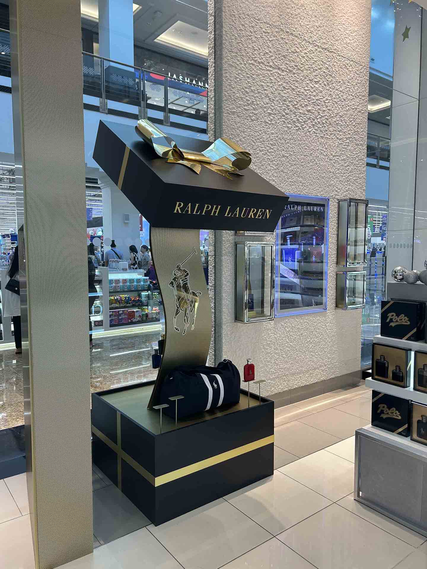 Efficient product display stand for retail environments - by brandoption.ae