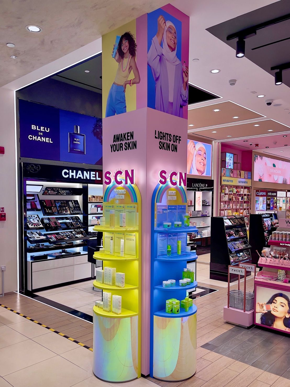 Elegant design display stand for showcasing products - by brandoption.ae