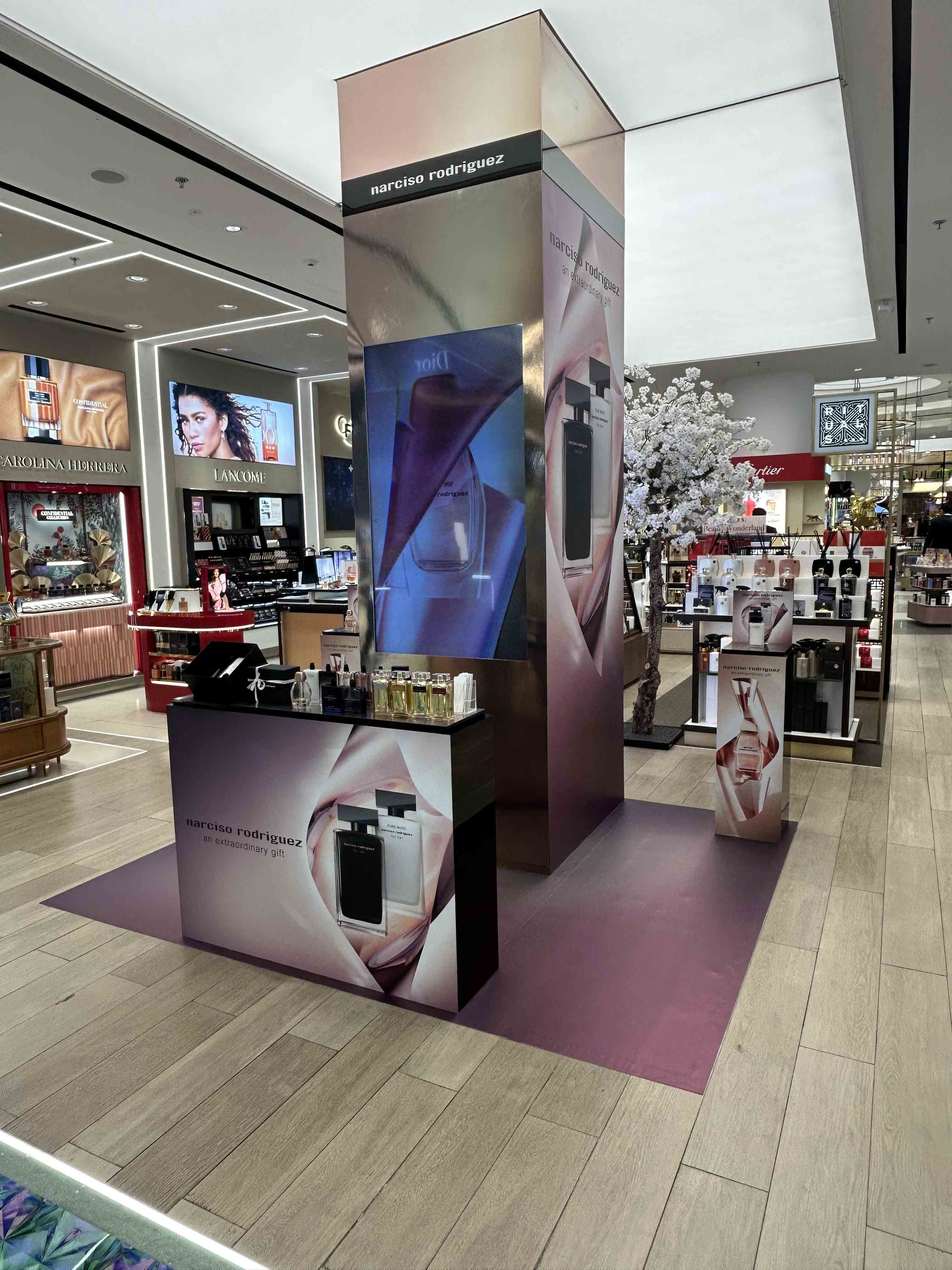 Digital display stand for product demo Ralph Lauren - by brandoption.ae