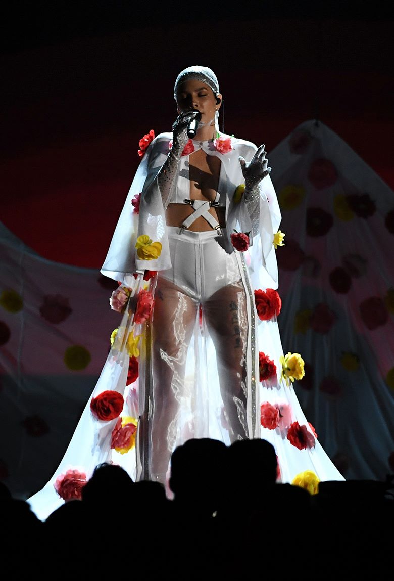Выступление Холзи (Halsey) на церемонии вручения музыкальной награды Billboard Music Awards в Ти-Мобайл Арене, Лас-Вегас, 21 мая 2017 г.