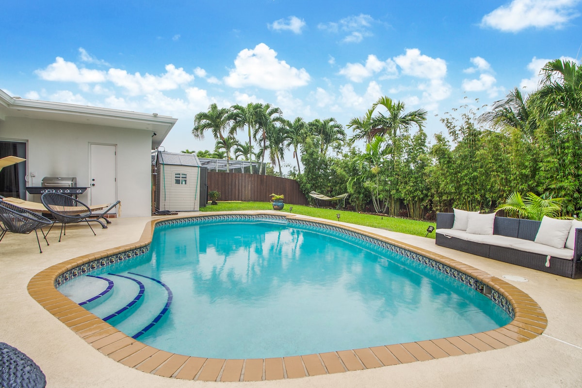 Peaceful retreat with a pool 15 min away beach