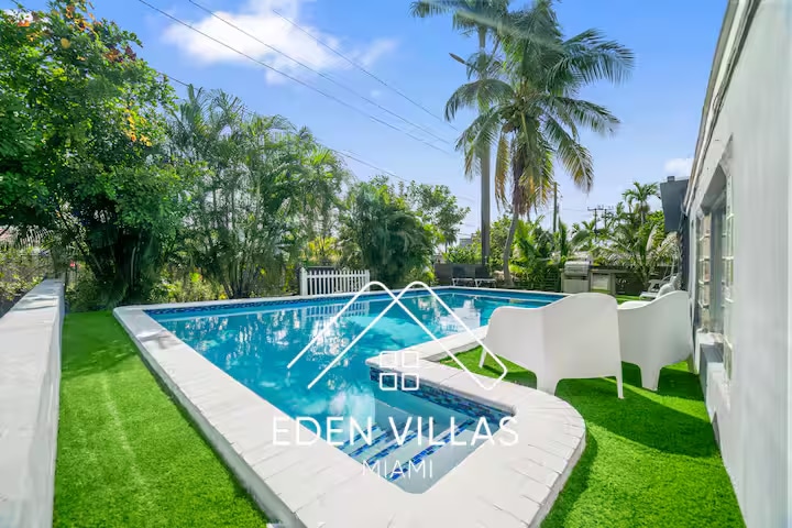 Casa luna | tropical pool | 8 mins to the Beach!