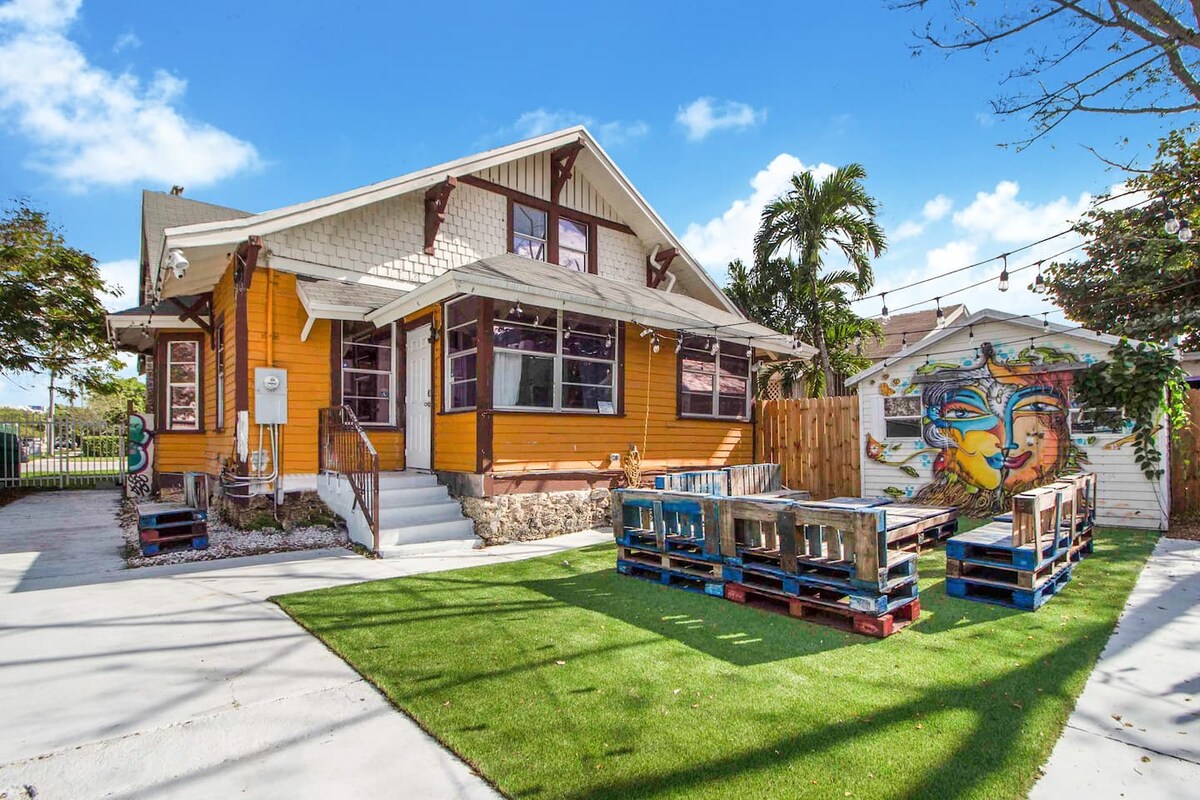 Full backyard - Can fit 2 cars in a fully gated backyard