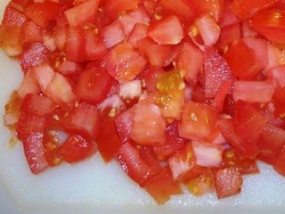 измельчаем помидоры
