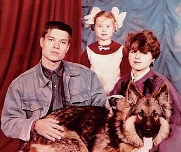 Детские фото певицы с родителями