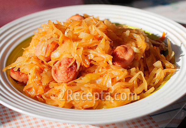 Солянка из капусты с сосисками, тушеная в мультиварке