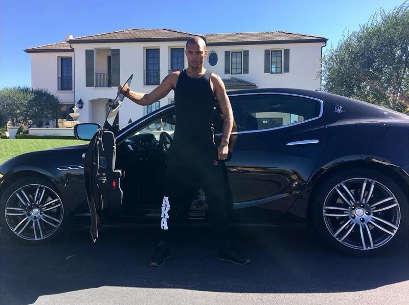 32-летний Джереми позирует у Maserati стоимостью 150 тысяч долларов перед своим огромным особняком. У снимка подпись: «Хорошо быть дома». 32-летний Джереми позирует у Maserati стоимостью 150 тысяч долларов перед своим огромным особняком. У снимка подпись: «Хорошо быть дома». Джереми Микс, жизнь, преступник