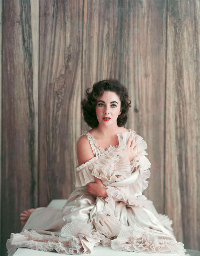 Марк Шоу (Mark Shaw) -Elizabeth Taylor in Frills with Hand on Shoulder, 1956