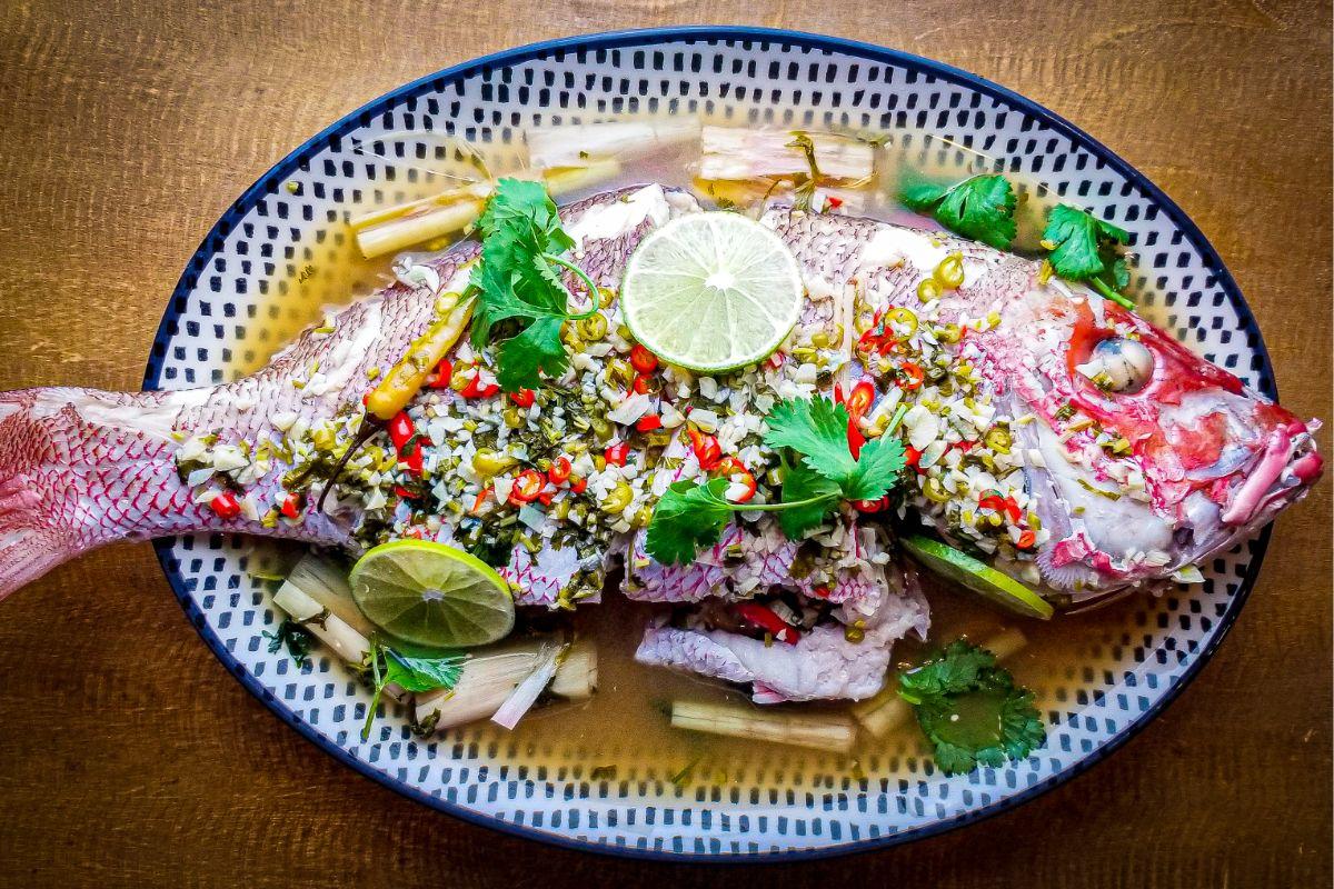 Cá hấp chanh tỏi kiểu Thái: Bí quyết ngon khỏe, dễ làm tại nhà! Nguồn ảnh: Ian Benites