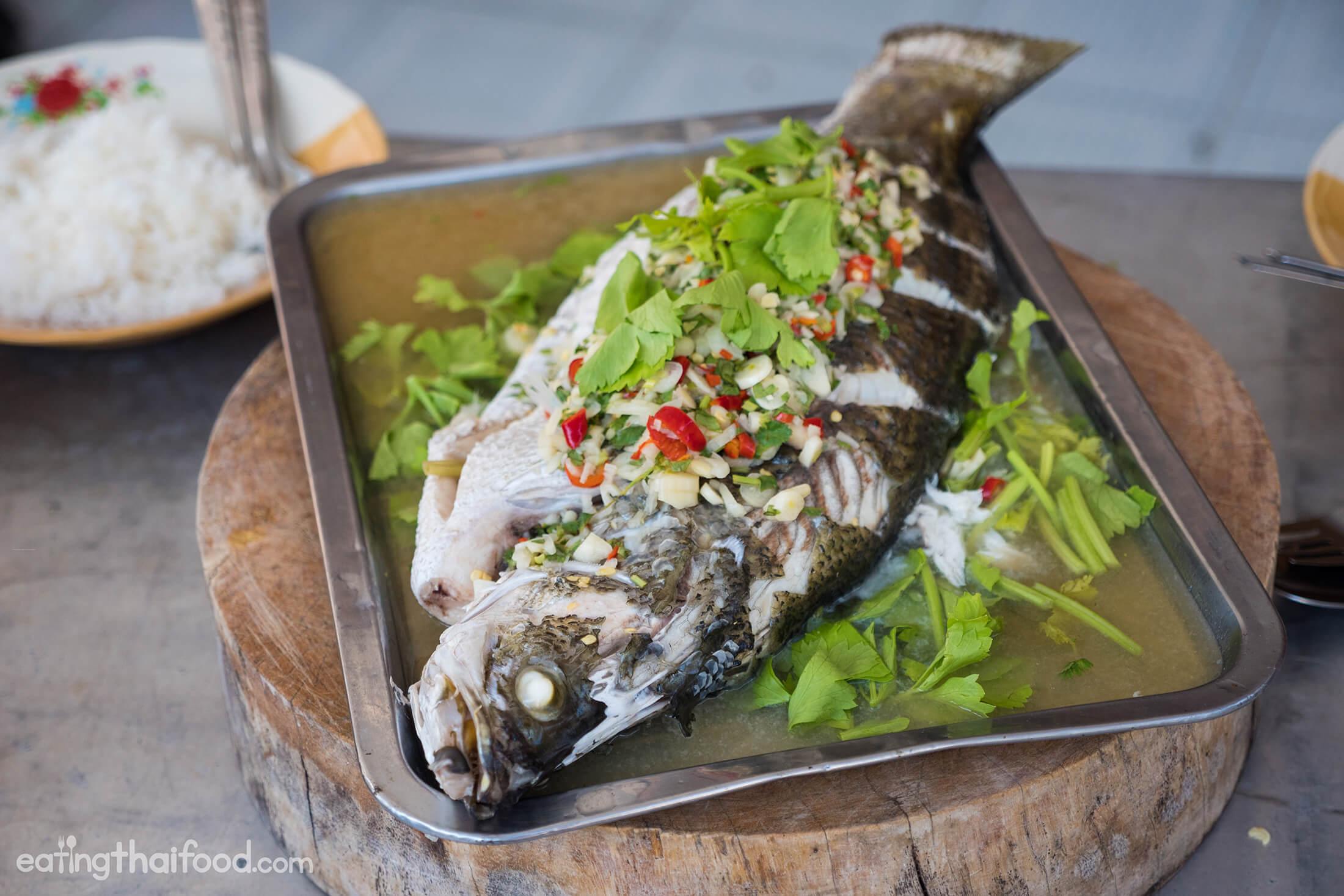 Cá hấp chanh tỏi kiểu Thái: Bí quyết ngon khỏe, dễ làm tại nhà! Nguồn ảnh: Eating Thai Food