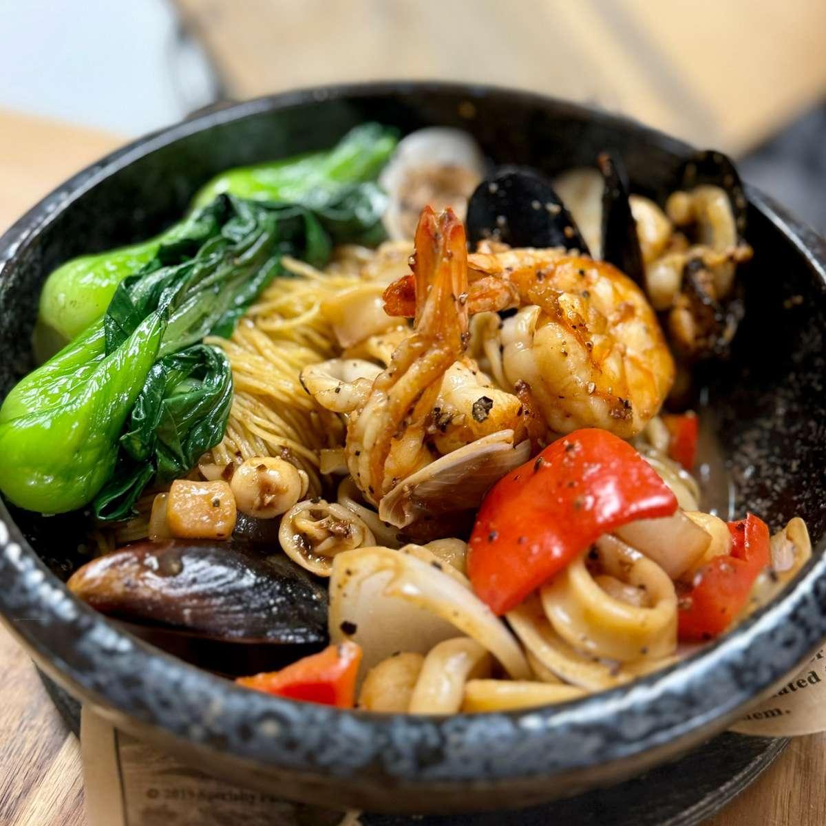 Goong Ob Woon Sen: Ăn sập tiệm món miến tôm Thái Lan chuẩn vị Bangkok ở Singapore! Nguồn ảnh: Lemongrass Cafe
