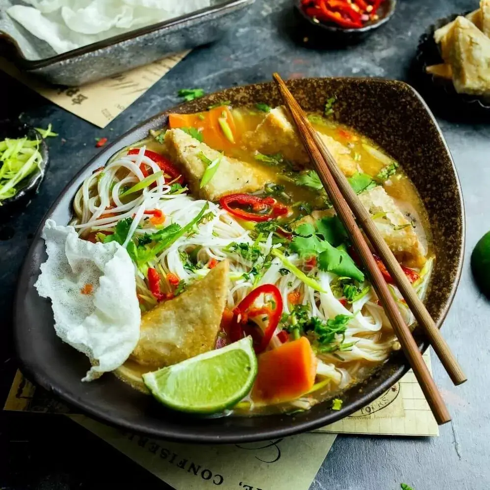 Tom Yum chay phiên bản mì: Khám phá hương vị Thái tại nhà! Nguồn ảnh: Oh My Veg!