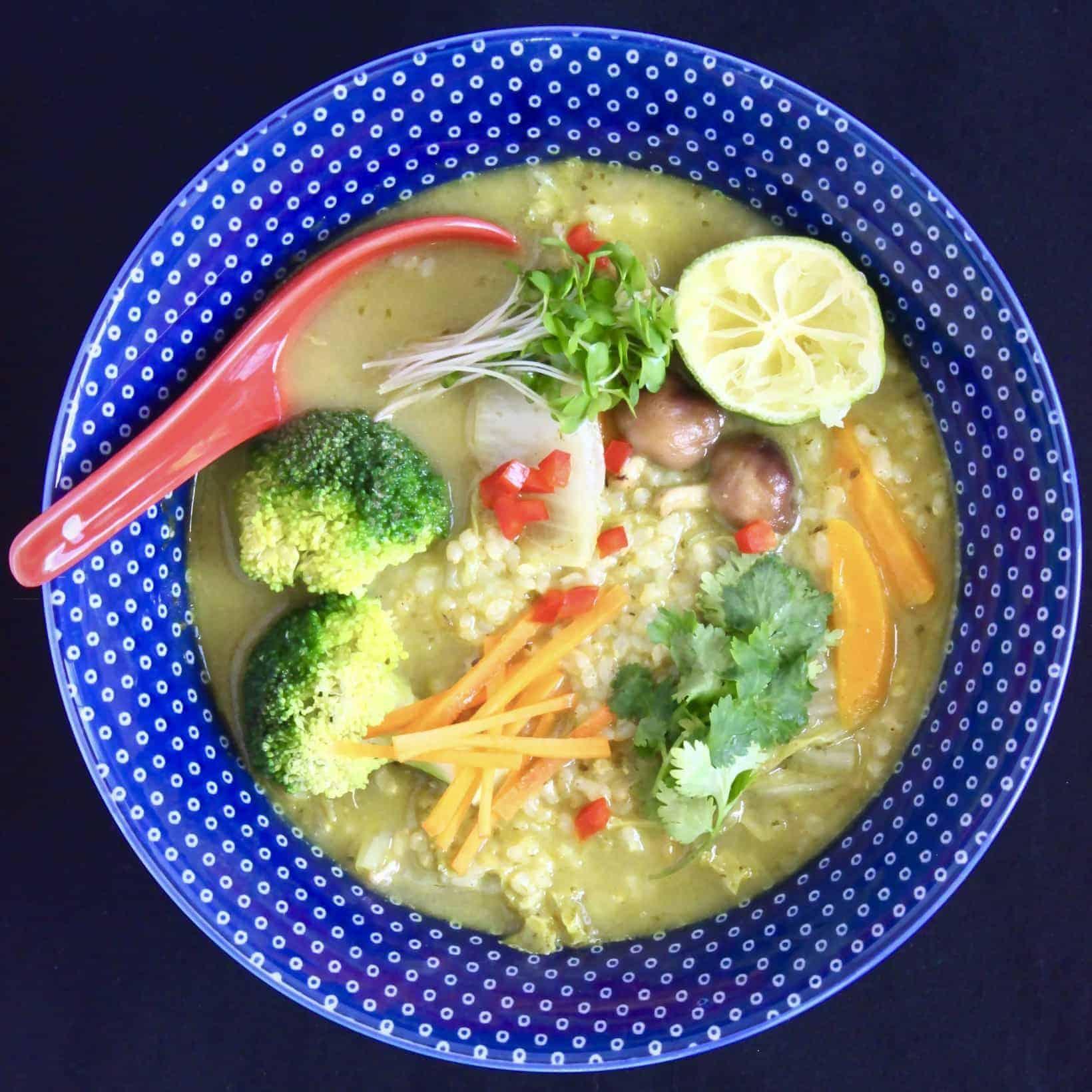 Tom Yum chay phiên bản mì: Khám phá hương vị Thái tại nhà! Nguồn ảnh: Rhian's Recipes