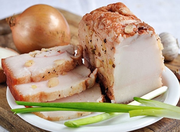Как вкусно приготовить вареное сало в луковой шелухе