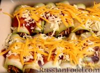 Фото приготовления рецепта: Рулетики из кабачков с курицей - шаг №10
