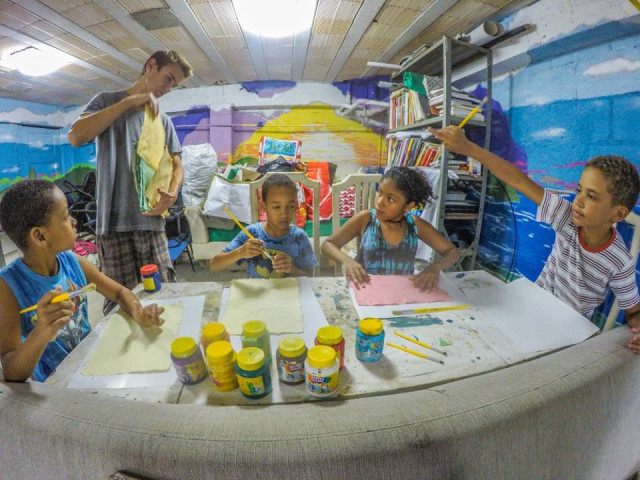 Mona Luizon Aulas de arte usando papel reciclado feito pelas crianças.