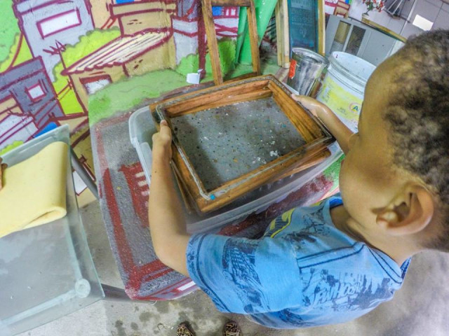 Mona Luizon Reciclagem de papel - fazemos nossas próprias folhas de papel para colorir com tintas orgânicas.