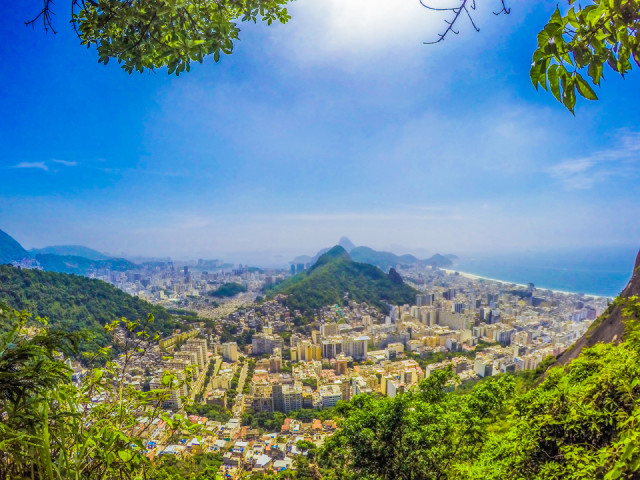 Mona Luizon Localizado no Cantão, dentro da Comunidade Tabajaras e Cabritos - Copacabana/RJ, o Espaço Cultural CEESC abre as portas para o Atelier Coletivo