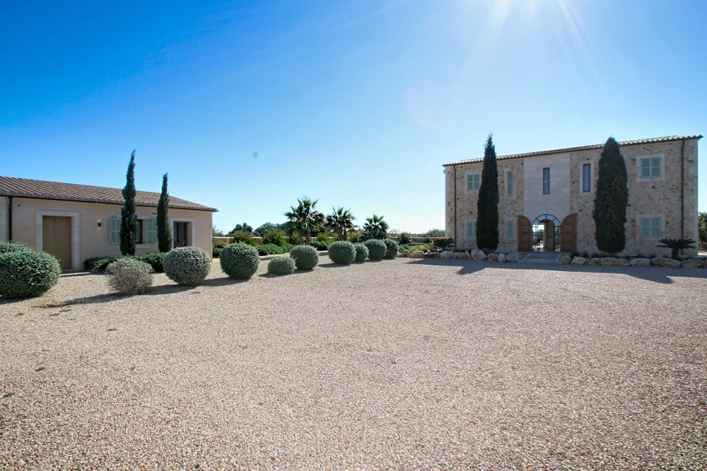 SANTANYÍ: MODERN COUNTRY ESTATE WITH GUEST HOUSE & POOL - Bild 16