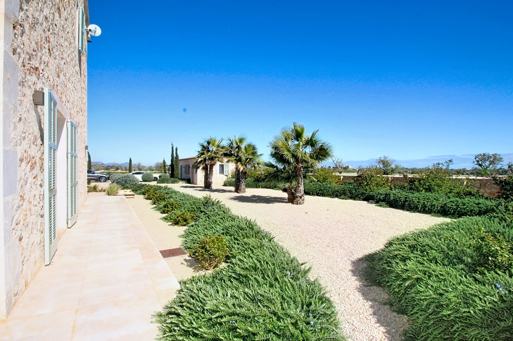SANTANYÍ: MODERN COUNTRY ESTATE WITH GUEST HOUSE & POOL - Bild 17