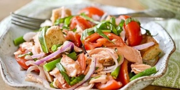 Салат с сухариками, сёмгой, стручковой фасолью и помидорами Салат с сухариками, сёмгой, стручковой фасолью и помидорами