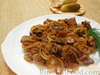 Фото приготовления рецепта: Куриная печень, запечённая с яблоками и луком - шаг №12
