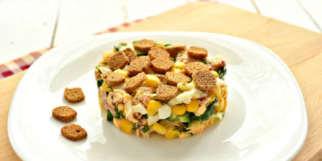 Салат с сухариками, горбушей, кукурузой и огурцом Салат с сухариками, горбушей, кукурузой и огурцом