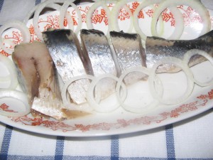 Солим селедку с маслом