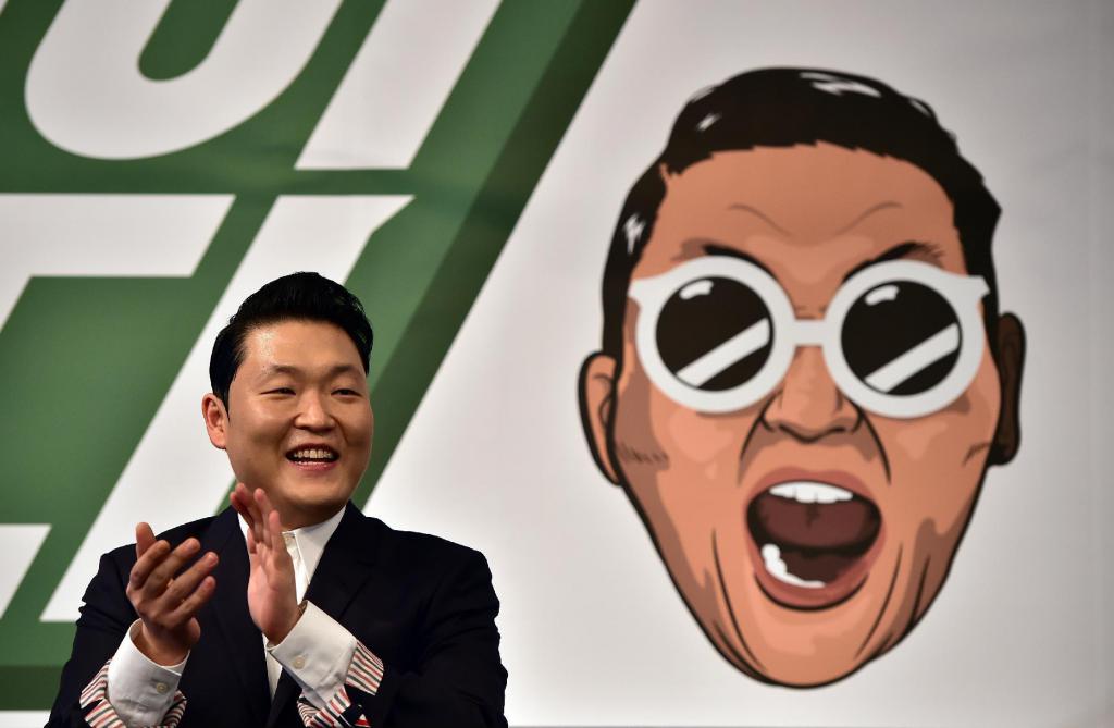 PSY с портретом