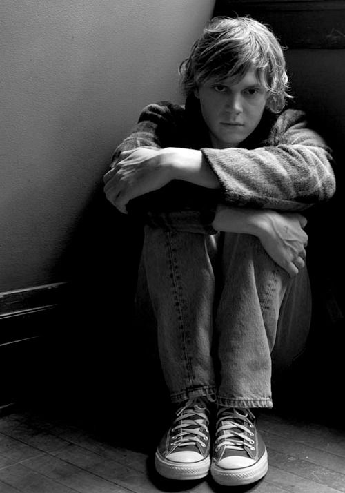 http://res.cloudinary.com/dqndyc1gy/image/upload/v1581761590/8208735c66c96b8a304e32cf58be7859--evan-peters-hot-guys.jpg