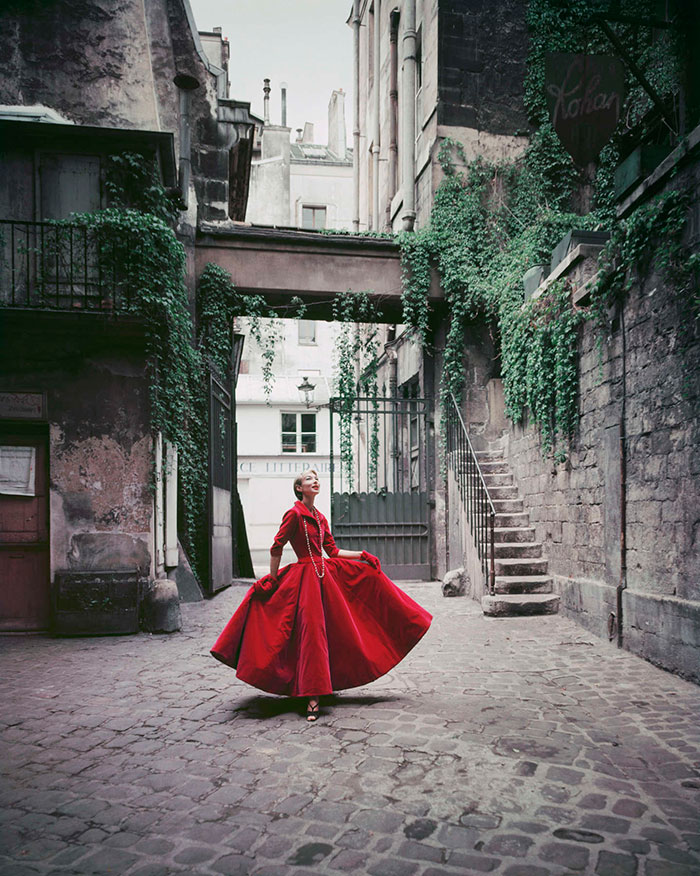 Марк Шоу (Mark Shaw) - платье Courtyard Chanel, Cour de Rohan, 1955