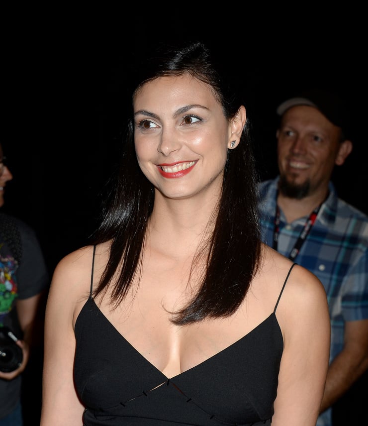 morena baccarin cleavage