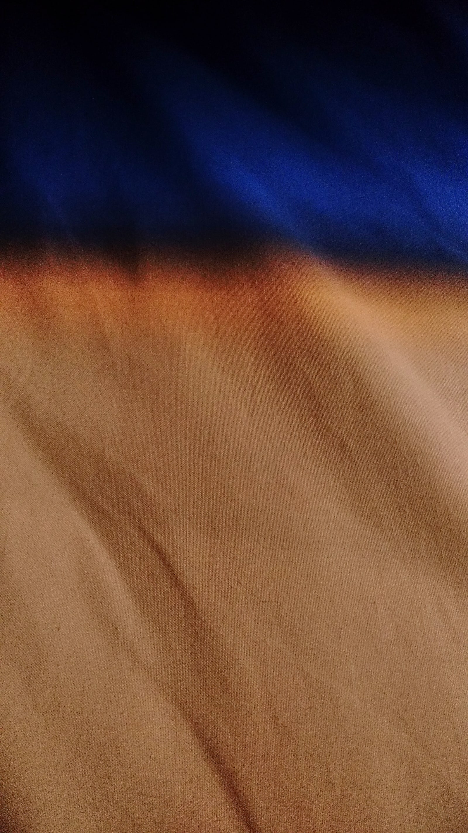 albedo - A piece of white fabric receives yellow light and a blue albedo reflexion - yellow light, blue wall, white fabric - paul lahana