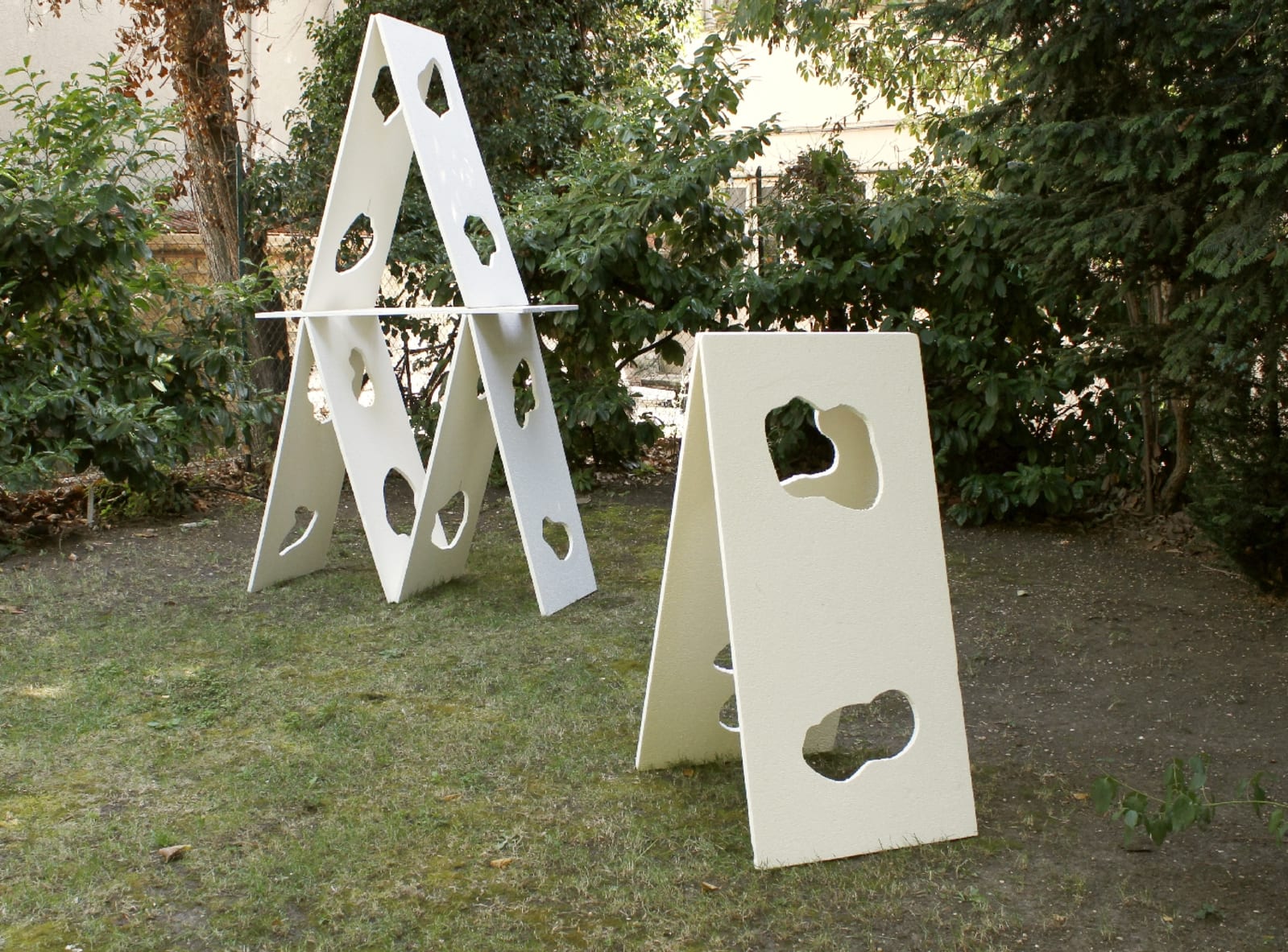 Chateau - long boards of polystyrene with cutted shapes in it are positioned like a card castle - polystyrene - paul lahana