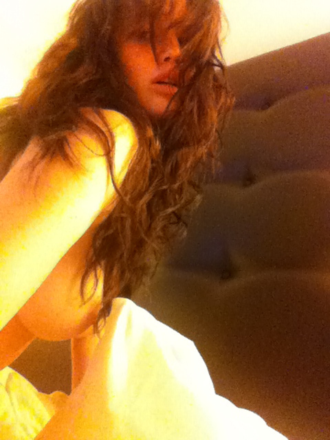 selfie pic of jennifer lawrence leaked and showing tit