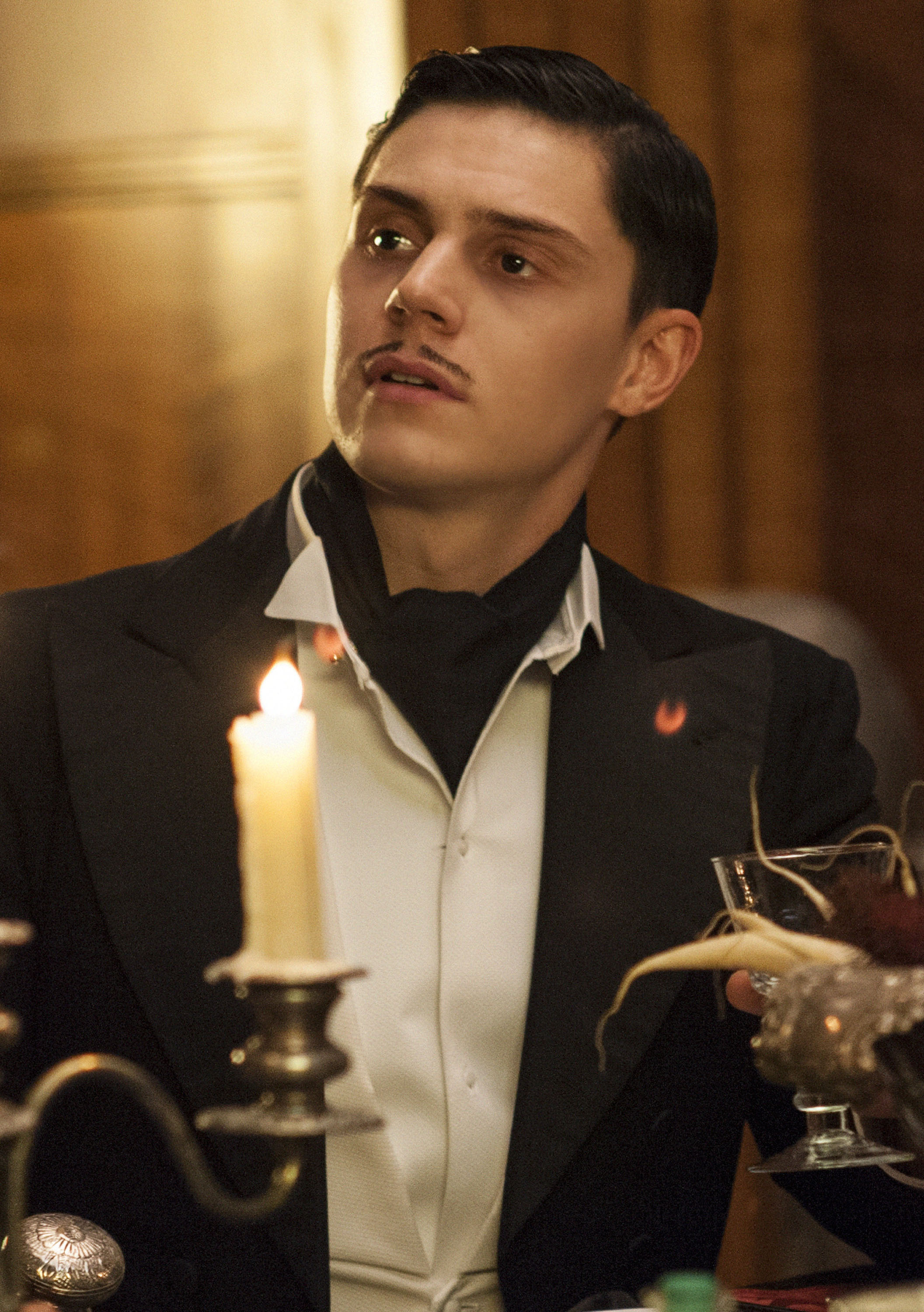 http://res.cloudinary.com/drhogimde/image/upload/v1581761558/american-horror-story-hotel-evan-peters-04.jpg