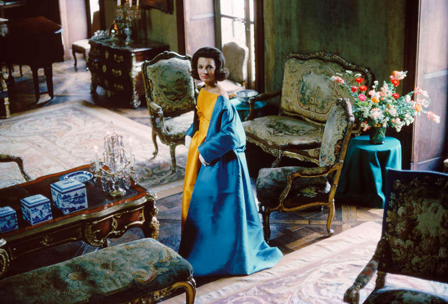 Марк Шоу (Mark Shaw) - Lee Radziwill (Blue Cape in Brocade Room, Nina Ricci), 1962