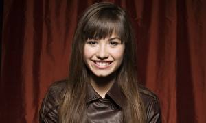 Картинка Demi Lovato Взгляд Лицо Улыбка Брюнетка Волосы Зубы
