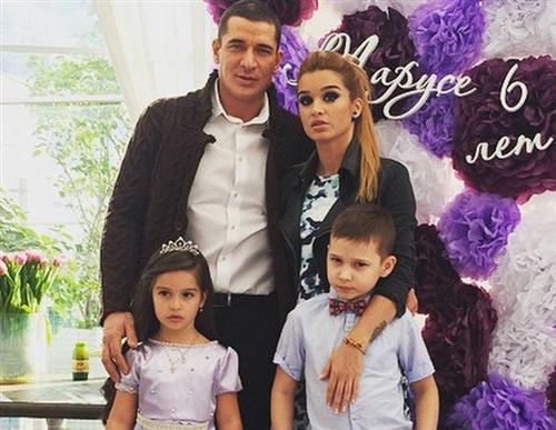 Курбан Омаров и Ксения Бородина с детьми