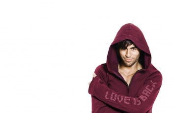 обоя музыка, enrique iglesias, толстовка, капюшон, мачо, улыбка, певец, энрике, иглесиас