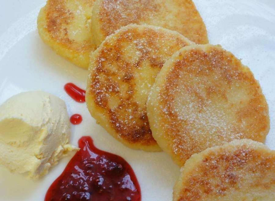 Аппетитный омлет с овощами и колбасками на тарелке с помидорами