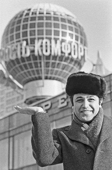 Артист эстрады Евгений Петросян на Калининском проспекте. 11 января 1981 года. Артист эстрады Евгений Петросян на Калининском проспекте. 11 января 1981 года. звезды, история, фото
