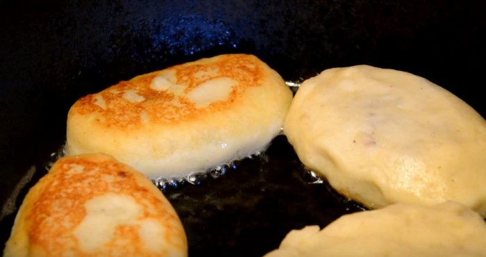 жарить на сковороде с маслом