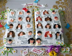 Учителю можно подарить торт, украшенный специально к празднику