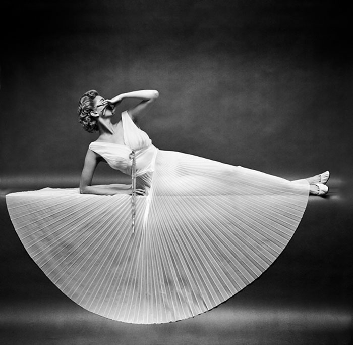 Марк Шоу (Mark Shaw) - Vanity Fair Butterfly Robe Arm Out., 1950-e